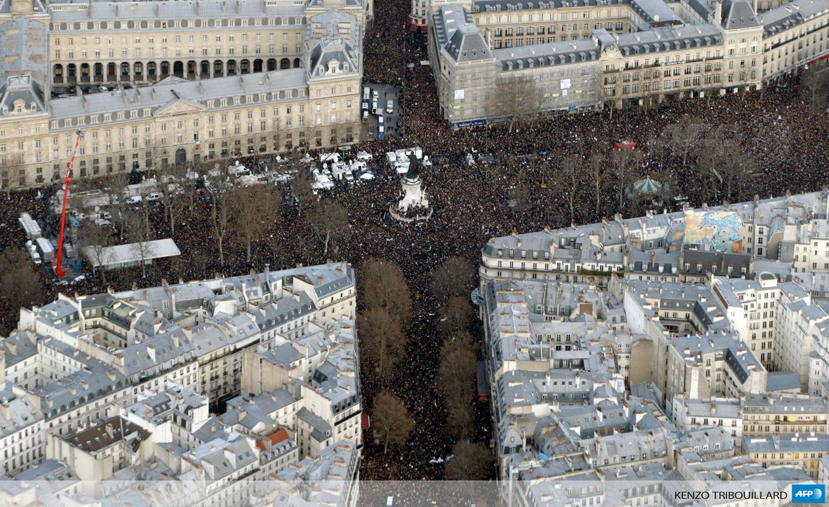 afpfr's tweet photo. #JeSuisCharlie Les axes du rassemblement - photo signée Kenzo Tribouillard, de l'#AFP http://t.co/GMIwVm2tu7