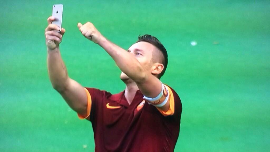 xJude22's tweet photo. Totti celebrated his goal by taking a selfie. Can't speak highly enough of this man. Legend. http://t.co/Nxuh26tzMR