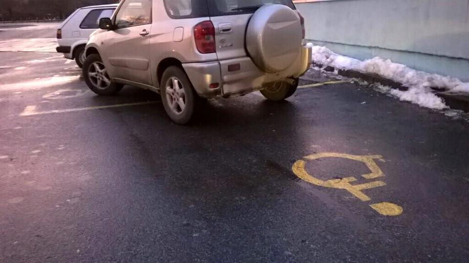 Slikano jučer ispred jedne zagrebačke bolnice. #Shame #Disability #hospital #hospitalproblems #Zagreb #Croatia