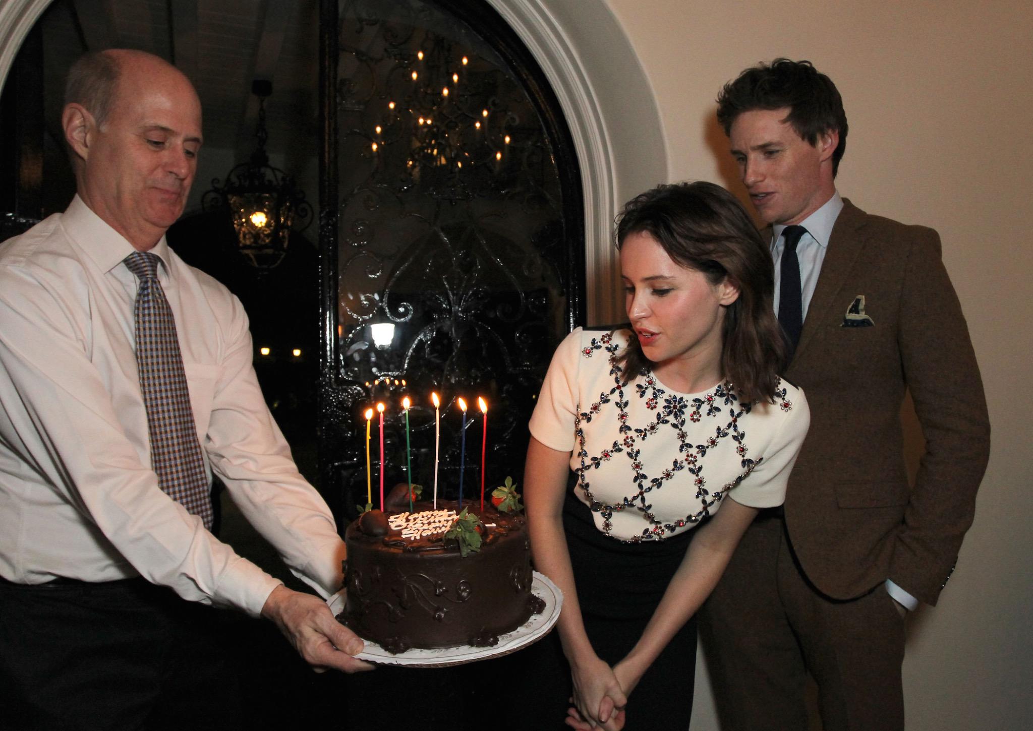 Watch Eddie Redmayne and Felicity Jones Sing Happy Birthday for Stephen Hawking (Video)  