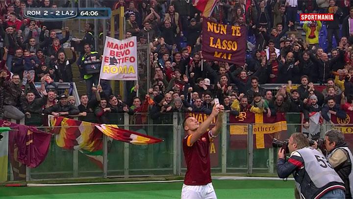 NovaPrds's tweet photo. La celebracion que acaba de tener Francesco Totti es algo con mucho estilo en medio de un partido de ⚽⚽ http://t.co/qATP2X24qw