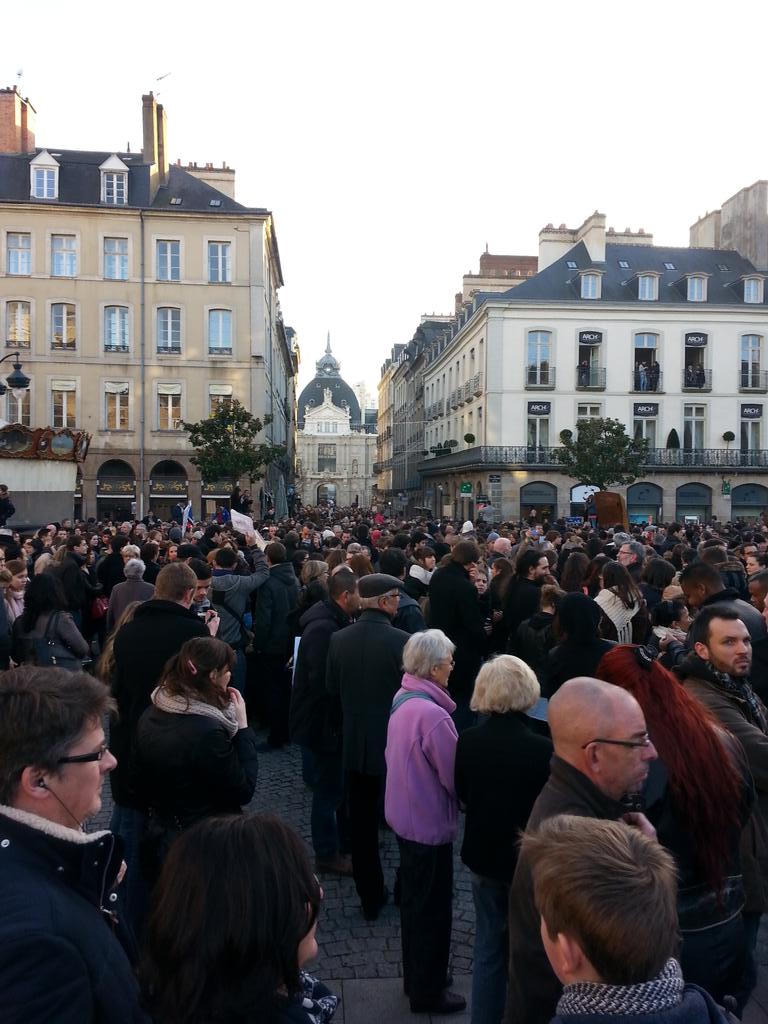Benoit1Moreau's tweet photo. Rennes place de la Mairie : arrivée du début du cortège #JeSuisCharlie http://t.co/vgdacESTgH