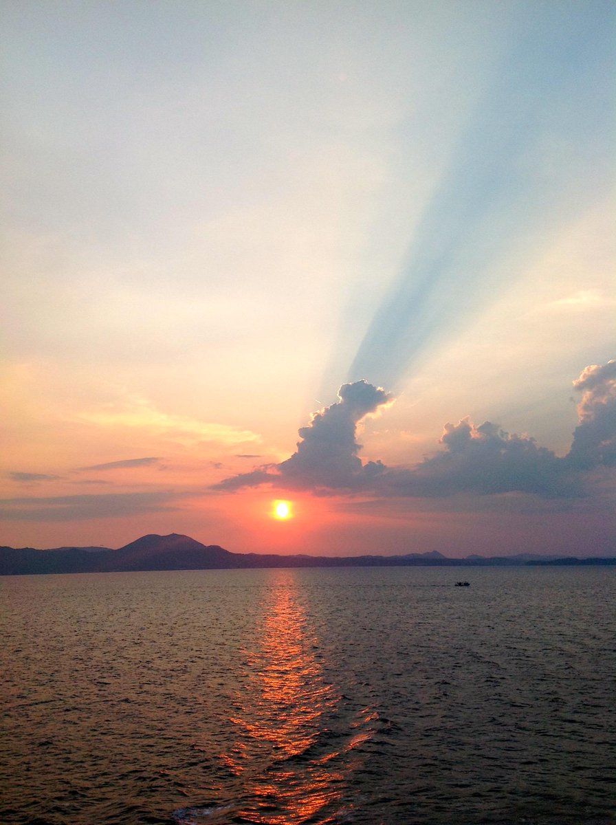 tomandrewsmusic's tweet photo. #WinwithMonarch Hope you like my amazing UK sunset pic @Monarch http://t.co/Hb91C5TsAv