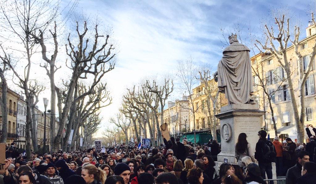 menuprive's tweet photo. Marche historique à #Aix pour la liberté, l'égalité et la fraternité. Cours Mirabeau bondé de #JeSuisCharlie http://t.co/xYgLatkcr3