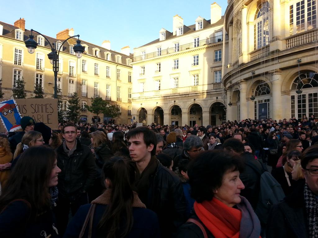 Benoit1Moreau's tweet photo. #JeSuisCharlie 80 000 personnes à Rennes selon la préfecture. Ça déborde du cortège. http://t.co/k3lY2ATZfT