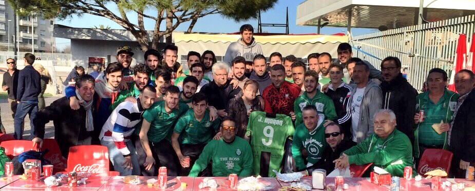 moronfm's tweet photo. Camisa firmada por los compañeros 💚✅😿 http://t.co/qOeJG9AEjS