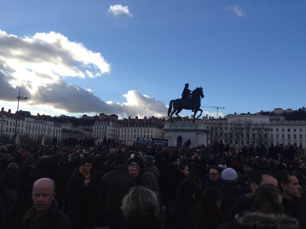 Foule immense a Lyon Bellecour, dans le calme et bcp d'émotion. #Liberté d'expression #LyonEstCharlie #JeSuisCharlie