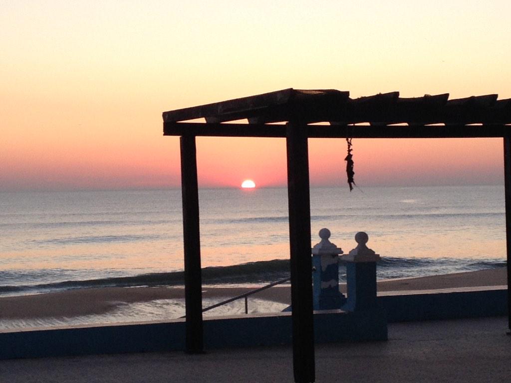 adrianamormar7's tweet photo. Empezando el año con buen pie #2015 #estesiquesi #sol #playa #muchosatardeceresasi http://t.co/sYW3aeXDia