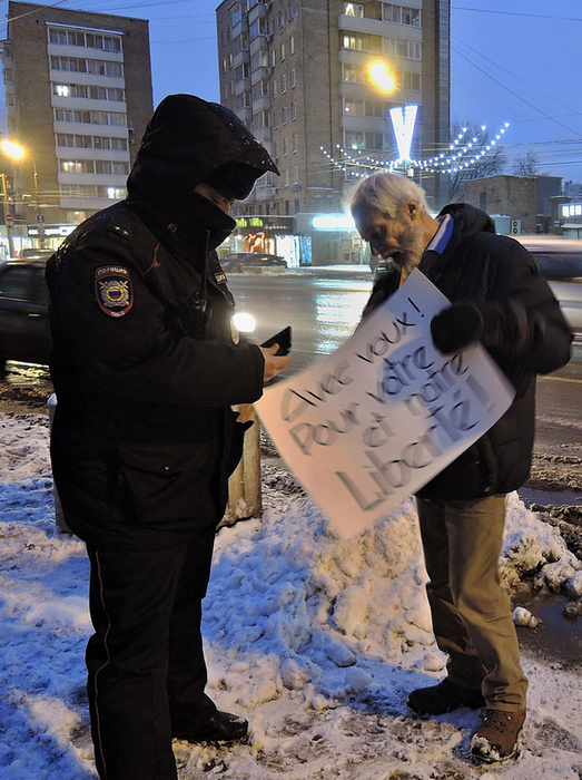 InfoResist's tweet photo. В Москве тоже прошла акция солидарности #MoscowStyle
Фото: Владимир Варфоломеев http://t.co/Sh6XYdlXuz