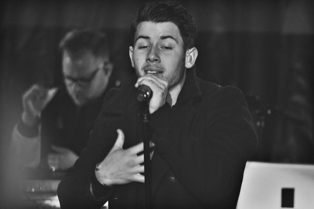 .@nickjonas last night at the #UltimateTailgateParty thanks @955PLJ 👍 📷: @arlenechiu