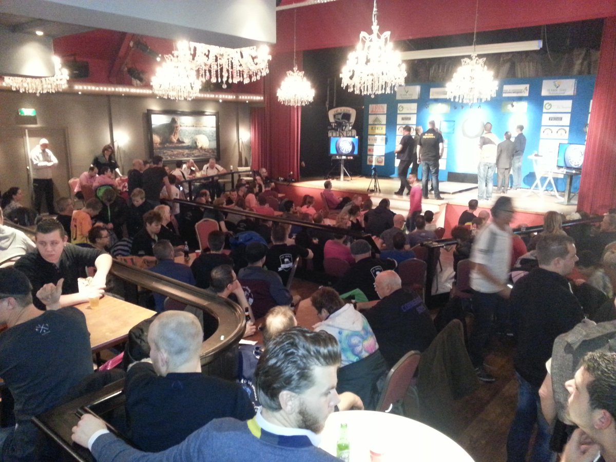 Veel belangstelling en drukte tijdens de halve finale koppels mannen. #darts #texel #krim #halvefinale