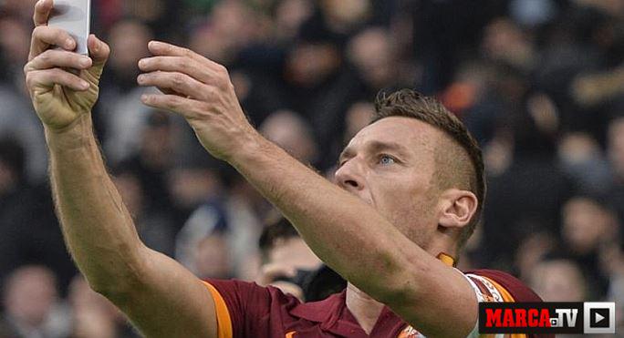 marca's tweet photo. MARCA TV | Totti empata el derbi con un doblete y se hace un 'selfie' para celebrarlo ▶ http://t.co/KWabGQwxlp http://t.co/M8hKCeGUwv
