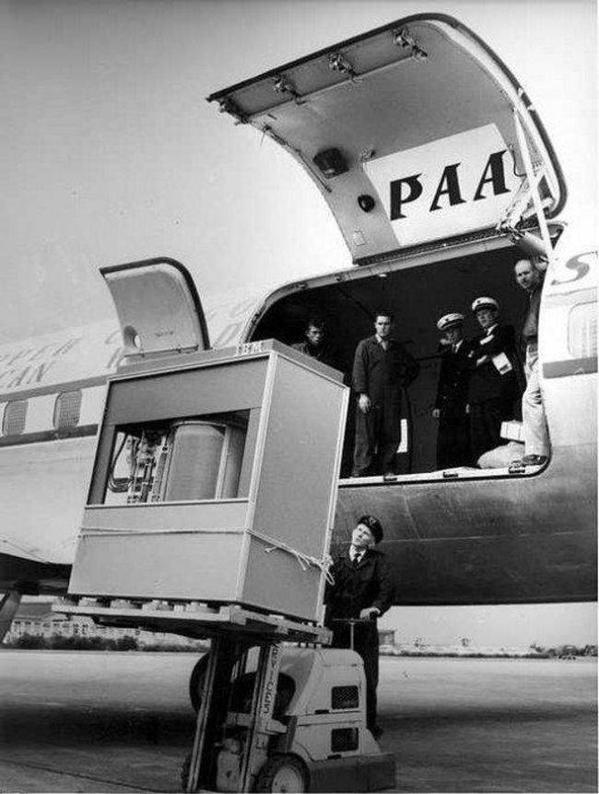 ThatsHistory's tweet photo. 1956: A 5MB hard drive being loaded onto a PanAm plane. http://t.co/Ecos9uUxiv