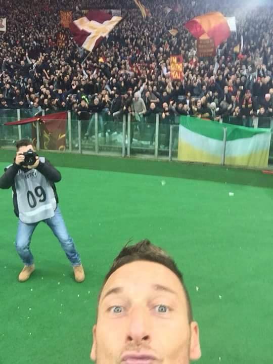ESPNnl's tweet photo. Dit is hem dan: de selfie van Totti. http://t.co/cRiN6MbYgh #romlaz http://t.co/qMkklv1Vz4