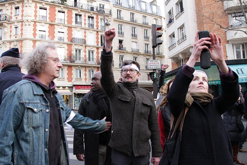 PHOTOS I vu cet après midi dans le cortège de la #MarcheRepublicaine  #Paris (cc <a href="/Bresonmartine/">Breson martine</a> )