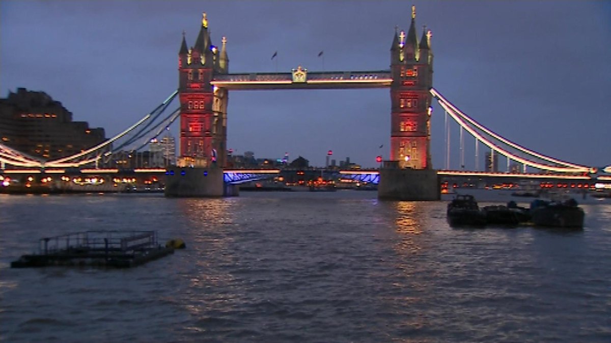 itvnews's tweet image. Tower Bridge lit up with colours of the Tricolore in tribute to French shooting victims itv.com/news/update/20…