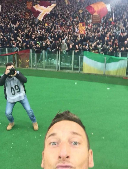 ilpost's tweet photo. Ecco il selfie che si è fatto Francesco Totti oggi pomeriggio: http://t.co/0VTNHEcEmG via @SimonteCone http://t.co/ZuVevtt0CY