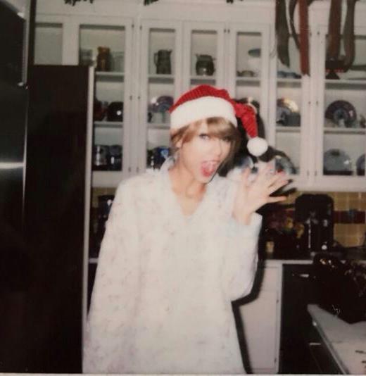 theothertaylorr's tweet photo. my heart๐ญ๐
โค๏ธ #santaswift @taylorswift13 http://t.co/cwVL8m5QCn
