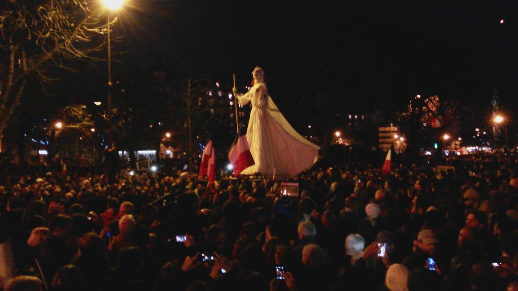 AnneLaureBanse's tweet photo. Pas de mots @m6 @WendyBouchard @m6info  #MarcheRepublicaine #JeSuisCharlie http://t.co/9hJDqBNjl4