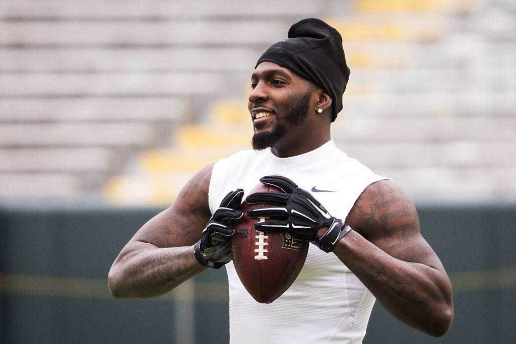 SportsDayDFW's tweet photo. Is Dez nuts for going sleeveless in Green Bay? More pics and predictions here: http://t.co/IryfMqGdOk http://t.co/1hqRYlZon4