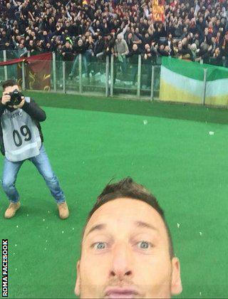 BBCSport's tweet photo. Francesco Totti &amp; the mid-match selfie...

Read about his reasons to celebrate http://t.co/C8f8HUcr9J #Roma http://t.co/s1JUkwxL8d