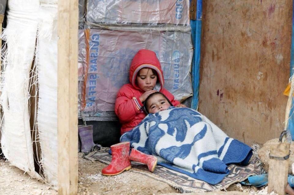 a3Aeo's tweet photo. لـمثل  هـذا يذوبُ القلبُ من كمدٍ إن كـان فـي القلبِ إسلامٌ وإيمانُ .. 

#البرد_يقتلهم http://t.co/ifY913RVHT