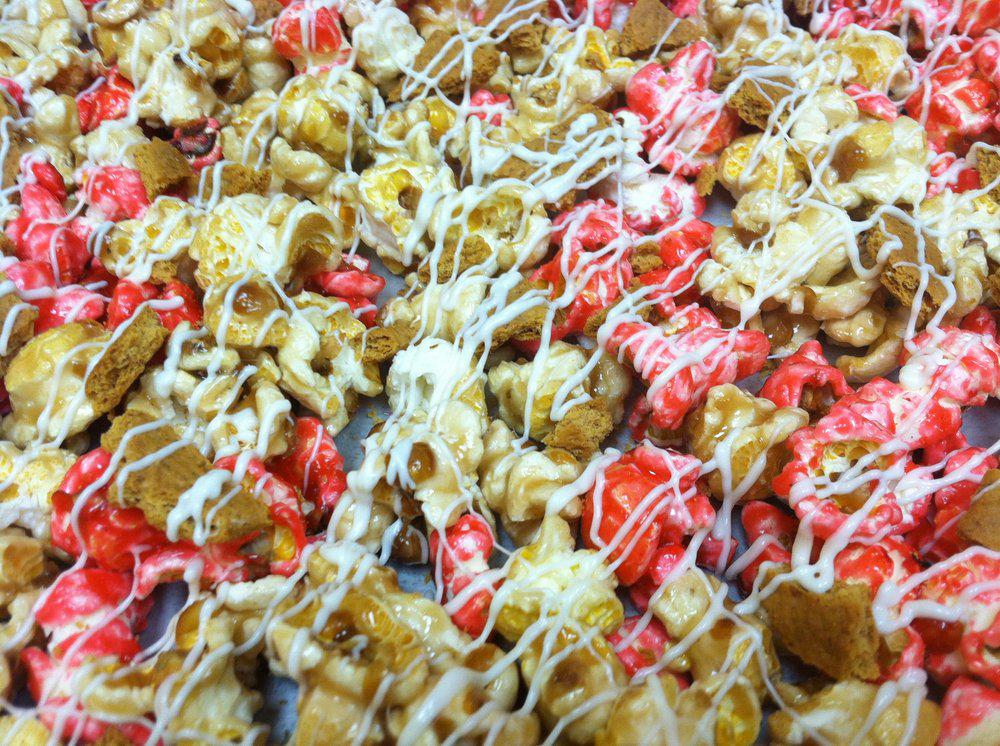 Strawberry crème pie - our vanilla &amp; strawberry #gourmetpopcorn + graham cracker drizzled in white chocolate!