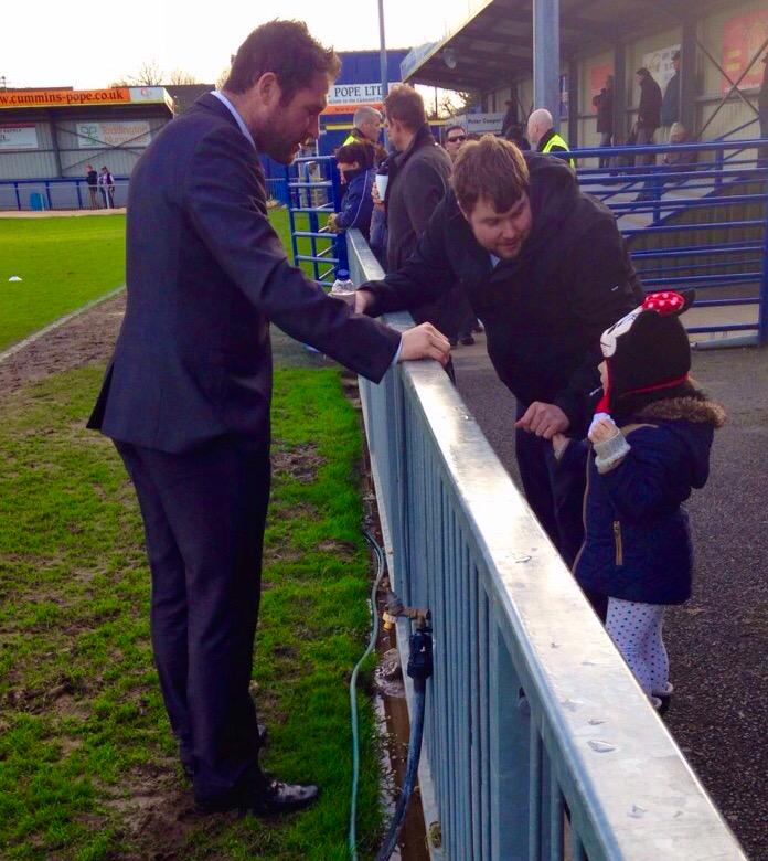 chpix's tweet image. @HavantWvilleFC @afcbournemouth Lee Bradbury chats to young fan #FAT2