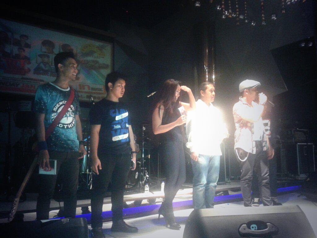 lounching album evie swara hati at akasaka music club