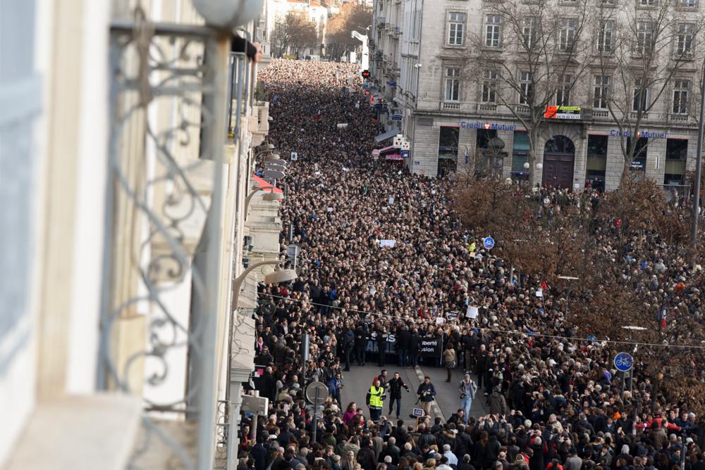ManachMarion's tweet photo. "@villedelyon: Vous étiez plus de 300 000 à marcher dans les rues de #Lyon !! #LyonestCharlie #JeSuisCharlie http://t.co/T4NDU7XFTO"