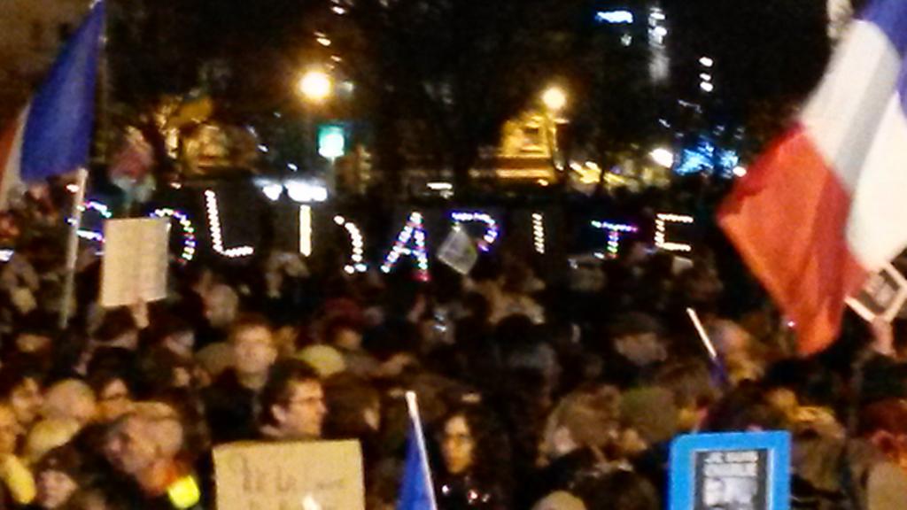 AnneLaureBanse's tweet photo. Les lumières s'allument peu à peu à Nation. Un mot résumé bien ce journée @m6info @m6 @WendyBouchard #JeSuisCharlie http://t.co/1wuT7Ogfzv