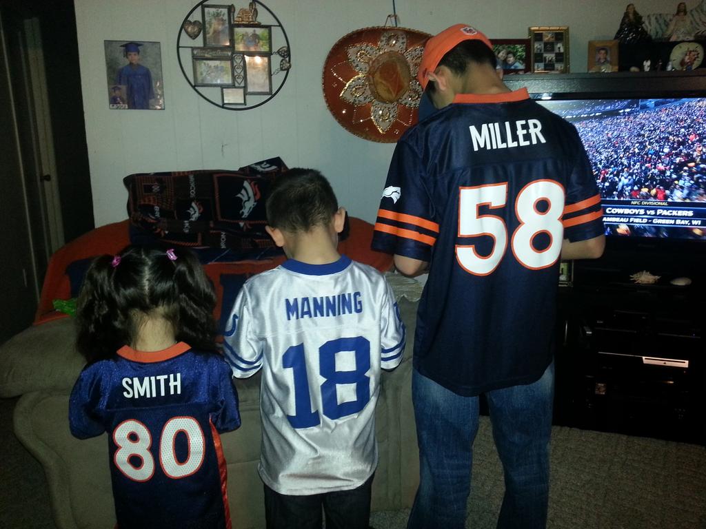 Oronia26's tweet photo. @Broncos @DenverCountry #SiblingsDivided Gonna show those #Colts some #MileHighMagic. #GoBroncos http://t.co/iYE29Npz1f