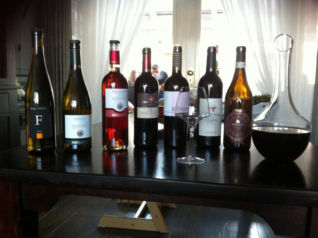 een wijnproeverij thuis  met vrienden familie of collega's met minimaal 10 personen?  Mail dan info@vinidioggi.nl