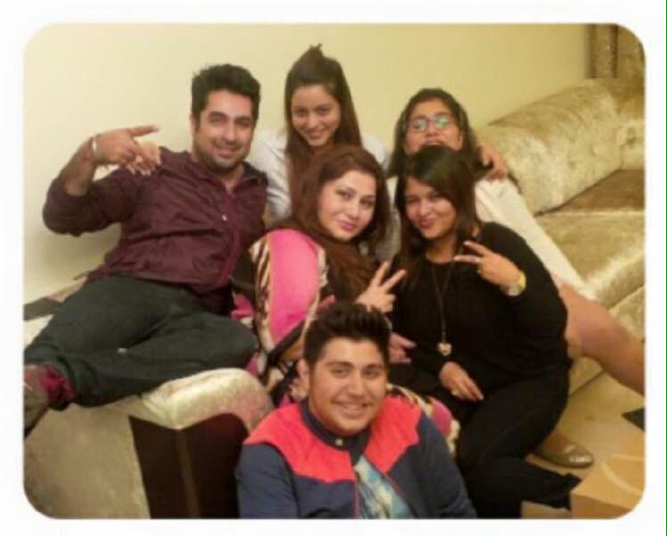 aamnazworld's tweet photo. #AamnaSharif with family :) http://t.co/R4v2dKnp5N