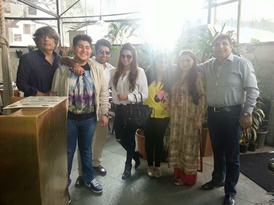 aamnazworld's tweet photo. #AamnaSharif with family :) http://t.co/R4v2dKnp5N