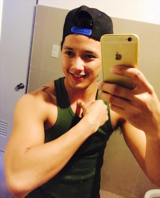 thedmsevilla's tweet photo. Mirror nyelfie! #filterNo http://t.co/kKxrJjEqGZ