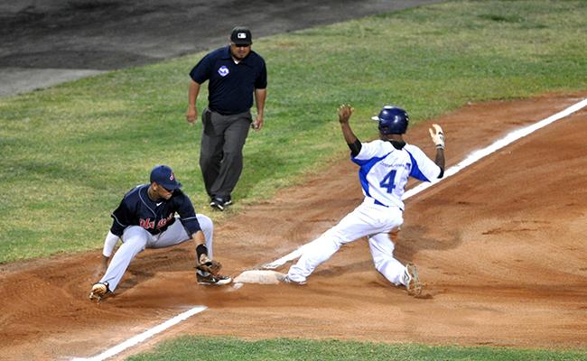 BitacoraPma's tweet photo. #PROBEIS - Industriales dejaron en el terreno a Indios y apretaron la tabla: http://t.co/m6ZcDu0Ei7 http://t.co/HQfWdyg68f