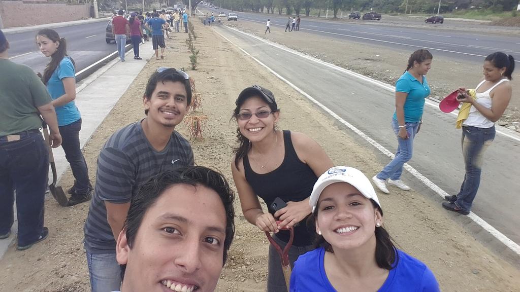 irvingaqc's tweet photo. Me divierto con mis amigos sembrando árboles, #vividarcon #BVD41 http://t.co/qRTY7viUiW