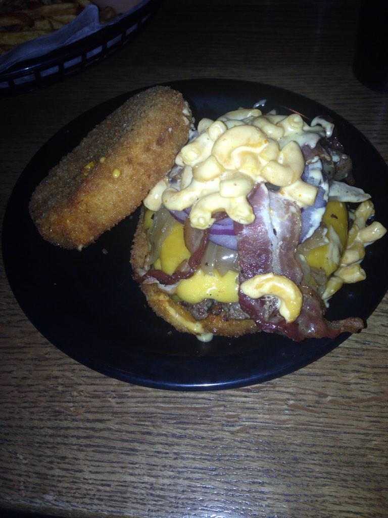 JaSONRaTHJEN's tweet photo. I'm literally going to die #zombieburger #walkingched http://t.co/h9xqbtLGxC