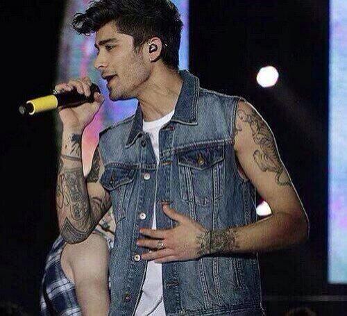 1dCrea's tweet photo. 今日はzaynの誕生日🎉👏
とっても素敵な歌声にいつも癒されます💕
そんなzaynの1年が素敵なものでありますように🙏💓🌟 http://t.co/UuYS7XQqoM