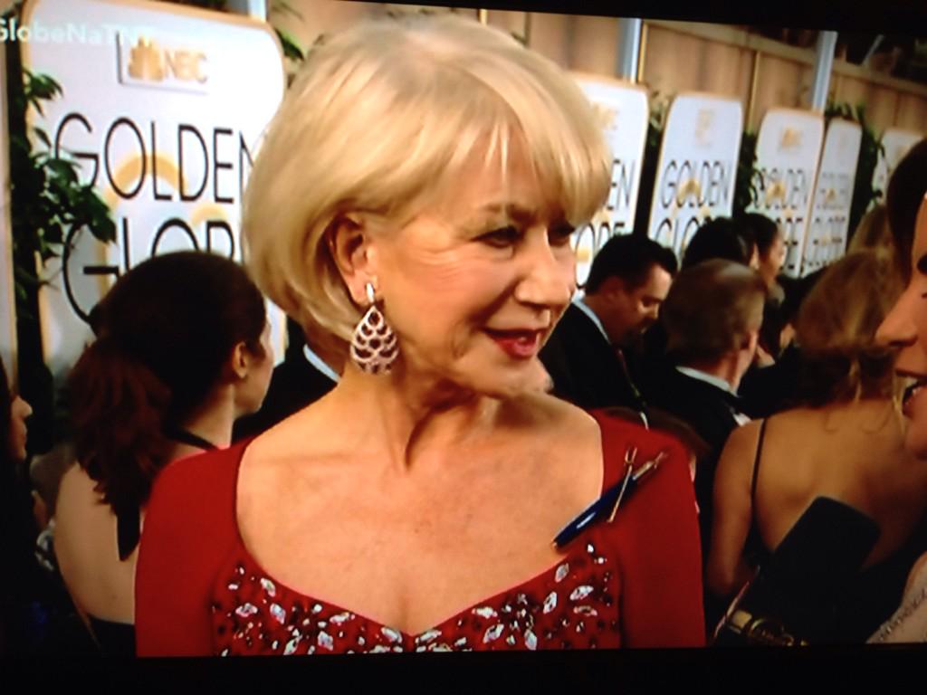 bryanenatalia's tweet photo. Helen Mirren está usando uma caneta-broche representando liberdade de expressão #JeSuisHelen #GoldenGlobes #RedCarpet http://t.co/A8EDCYp7mk