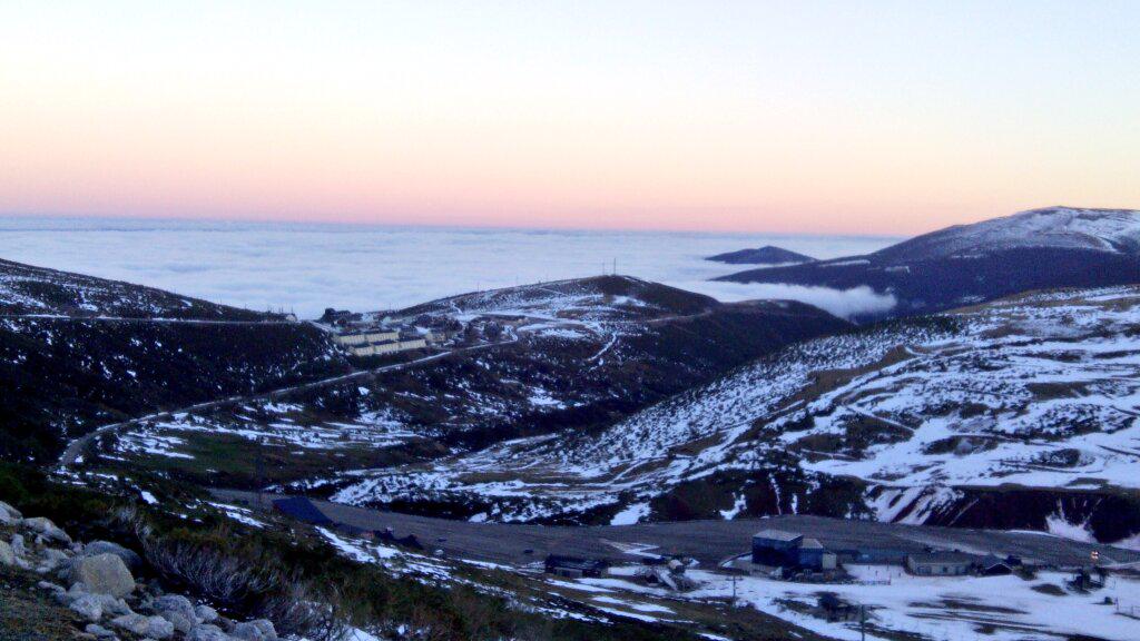 DarioV6's tweet photo. #altocampoo #nieve #mardenubes #atardecer #vistas http://t.co/4StQpl06gI