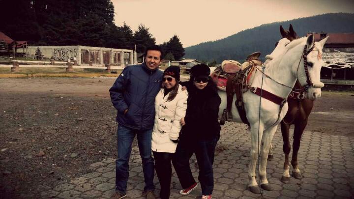 ilsesita4ever's tweet photo. En el rancho del abuelo. Así nos reunimos los #DelVillar 😃 @FHUGUETTEES @romedin http://t.co/jOyKbH2ZwA