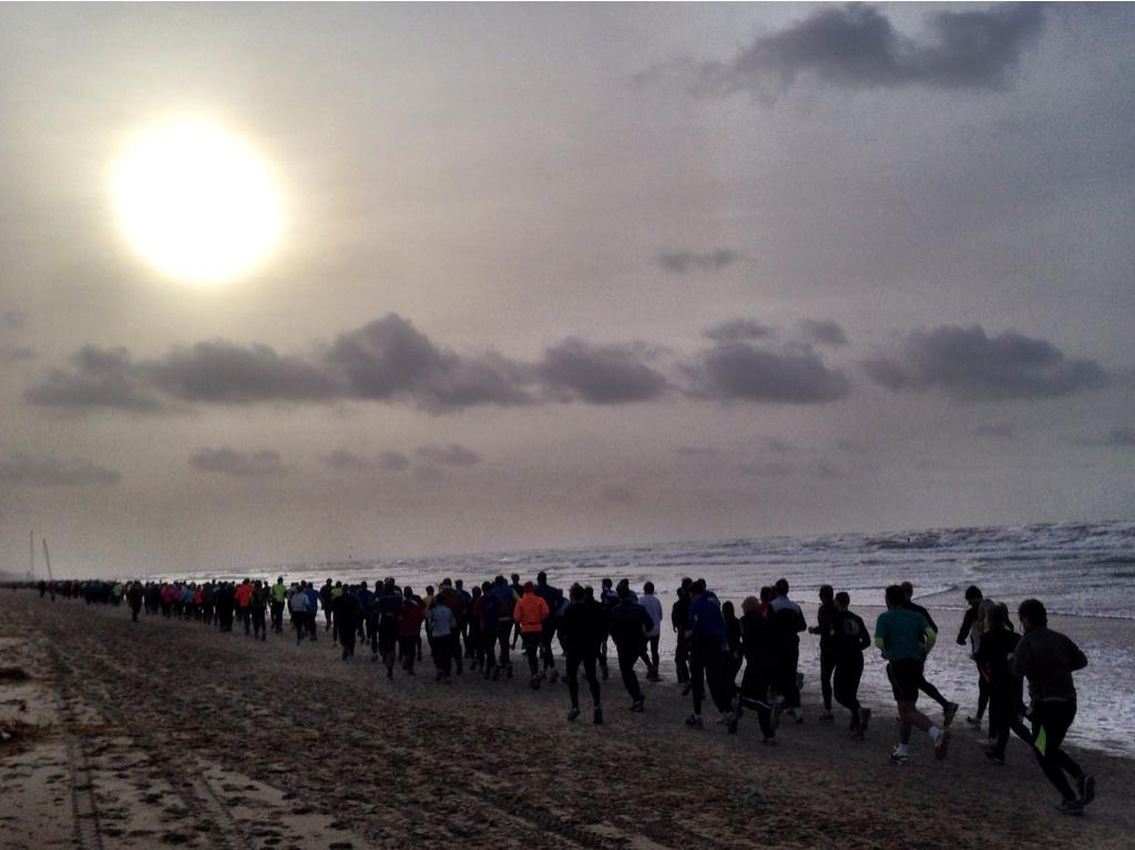 Sportograaf's tweet photo. Tijdens @egmondhalve bleek ik niet het enige @loopmaatjes te zijn die met dit weer gaat lopen op het strand! http://t.co/ucb5fWCRXO