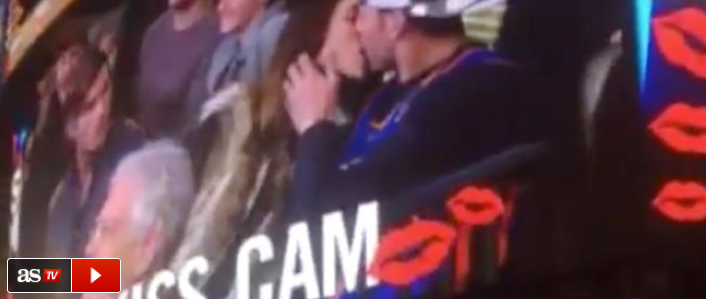 AS_TV's tweet photo. NBA Kiss Cam: No la quiso besar y ella se vengó besando al del otro lado  http://t.co/0GEDi3Ys2o vía @diarioas http://t.co/r64xrkuxLv