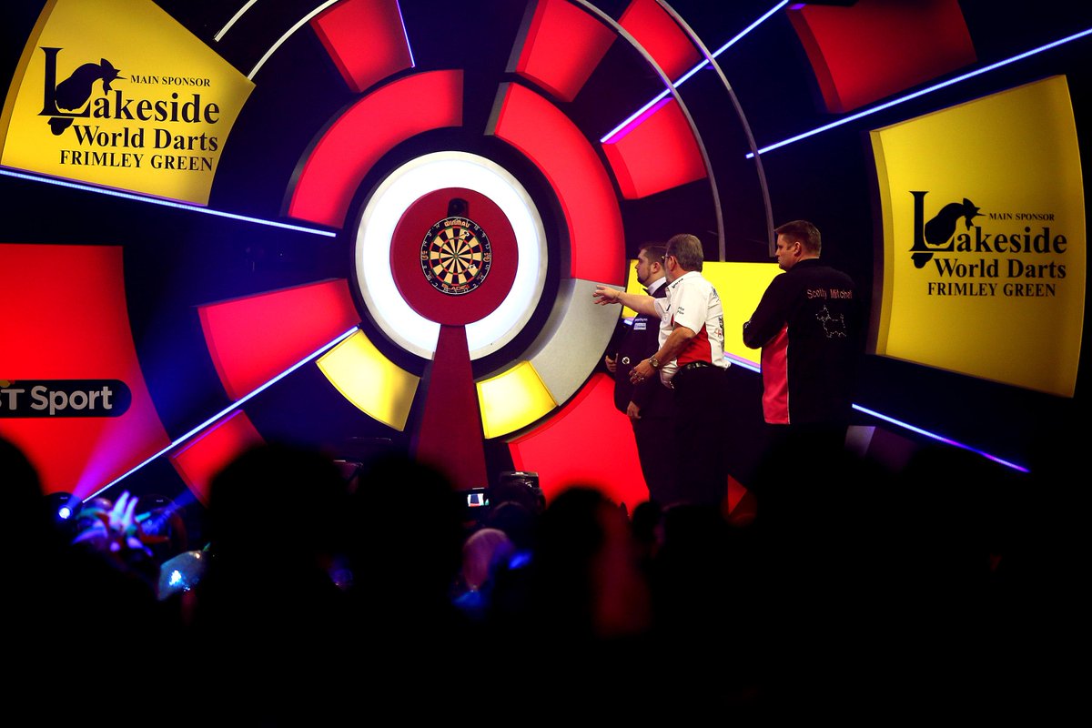 Still no separating Scott Mitchell &amp; Martin Adams. 5-5 in the #BDOdarts final. Watch <a href="/BBCTwo/">BBC Two</a> bbc.in/1C4choD
