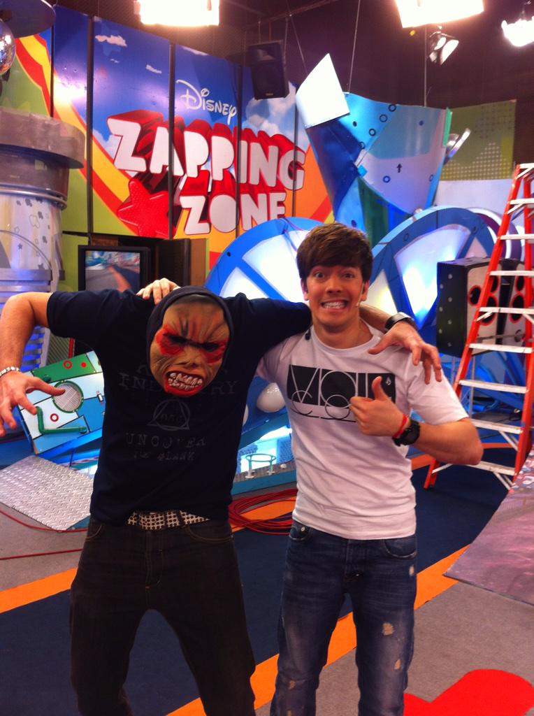 rogergzz's tweet photo. RT si te gustó más #ZappingZone o FAV #XLaBanda http://t.co/RnHlo45OnF