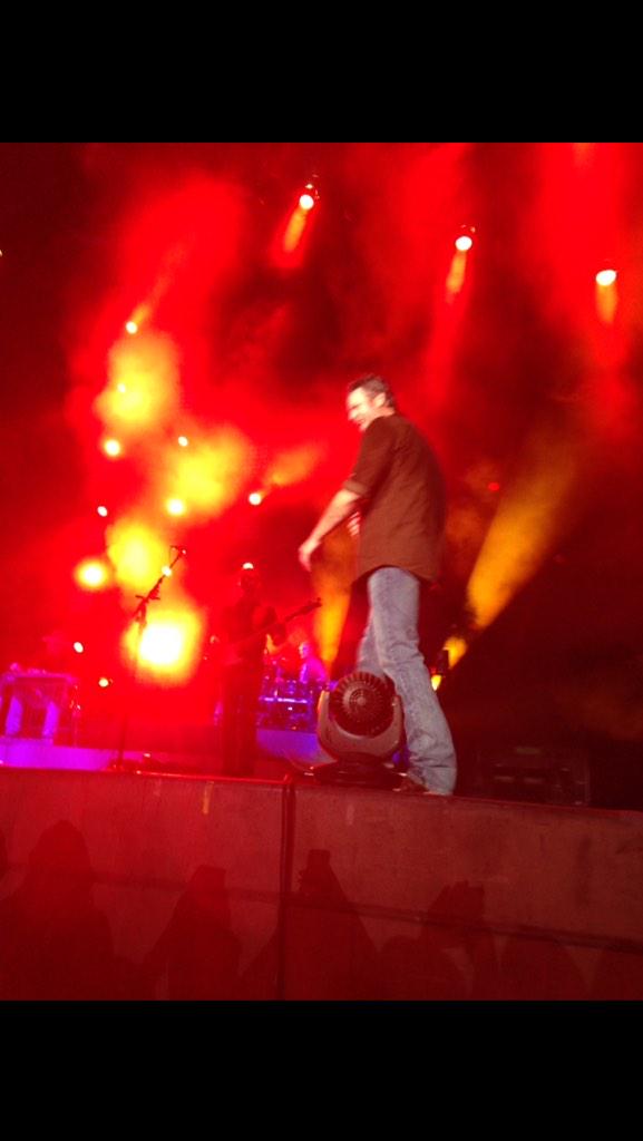 AliRollason's tweet photo. #wannagoback dying to meet this dude! So many connections but doesn't work out! @blakeshelton #concert #sandiego http://t.co/8dlSRobuCo