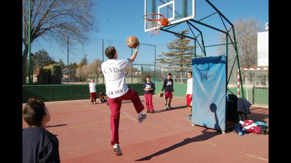 anapi9901's tweet photo. @ucacb @GradaUca nuevo equipo senior del uca son un poco tramposos pero buena gente y con estilo http://t.co/yPZoN7JuzF