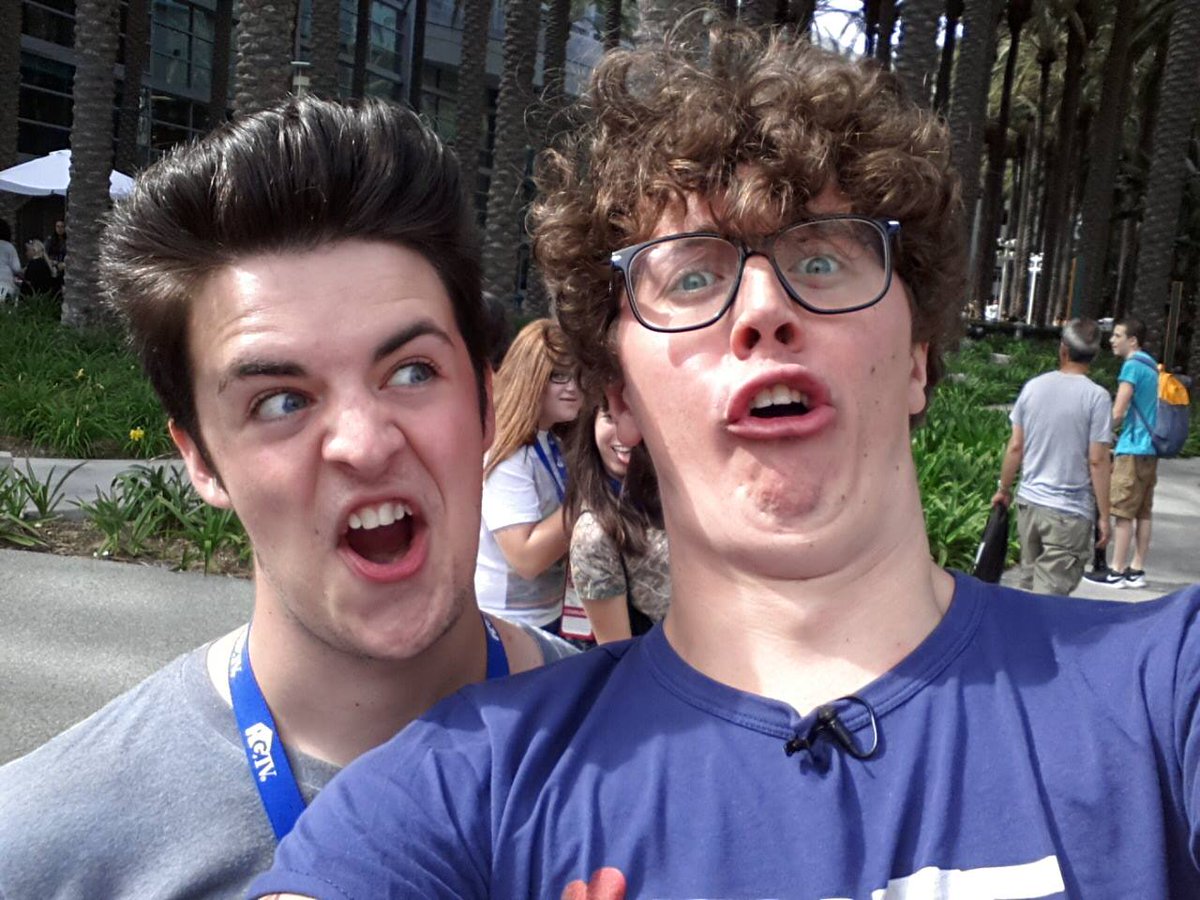 JayCrotty's tweet photo. @MissSophieexx @Sp4zie @SivHDtweets Dat moment at Vidcon #euwcampfire http://t.co/v9lNSnQuzc